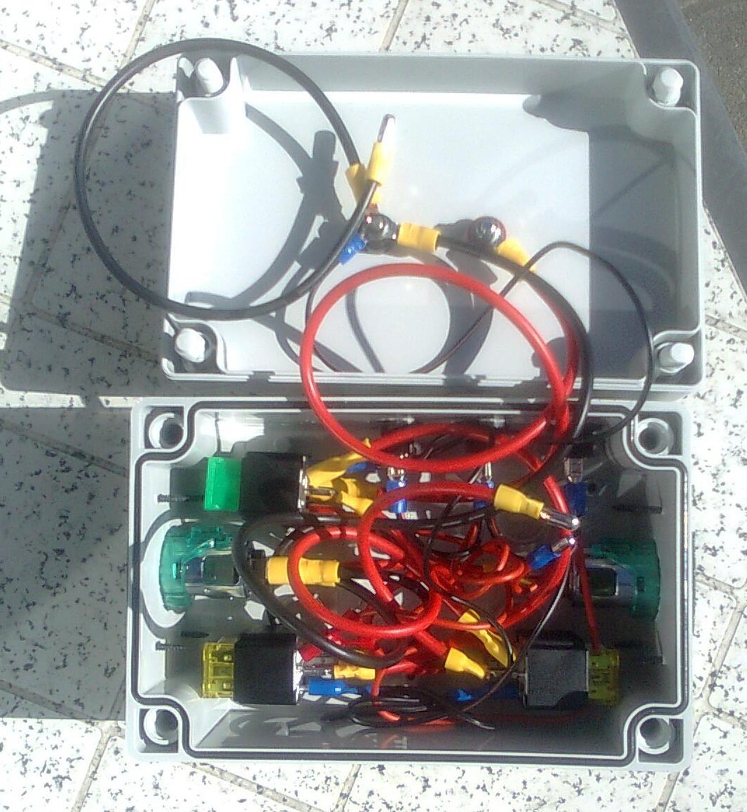 postbus88's tweet photo. #12V_box
2x 20Amp cigar lighter socket
1x 30Amp bus
each with dedicated switch
via fused relays
#CamperVan #207D https://t.co/SsMX3XqoPR