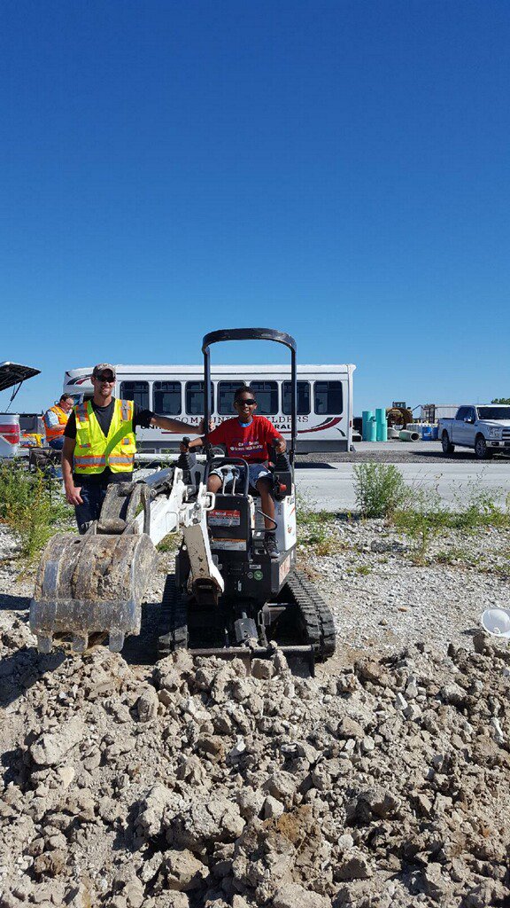 ESS_emerysapp's tweet photo. These kids are diggin it, literally! #buildingfutures #ESSway #construction #excavation #COMO @UCBUILDERS https://t.co/HX6kXHcWli