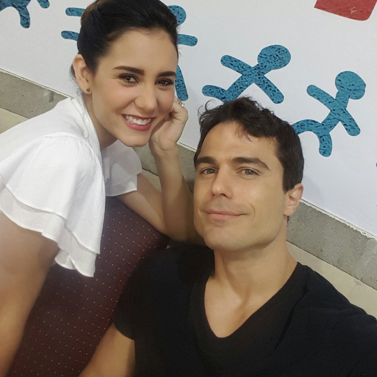 nashcasan's tweet photo. Pareja feliz! #dianahugo @MiMaridoFamOf @barbaraig https://t.co/qLGbPkqUoZ