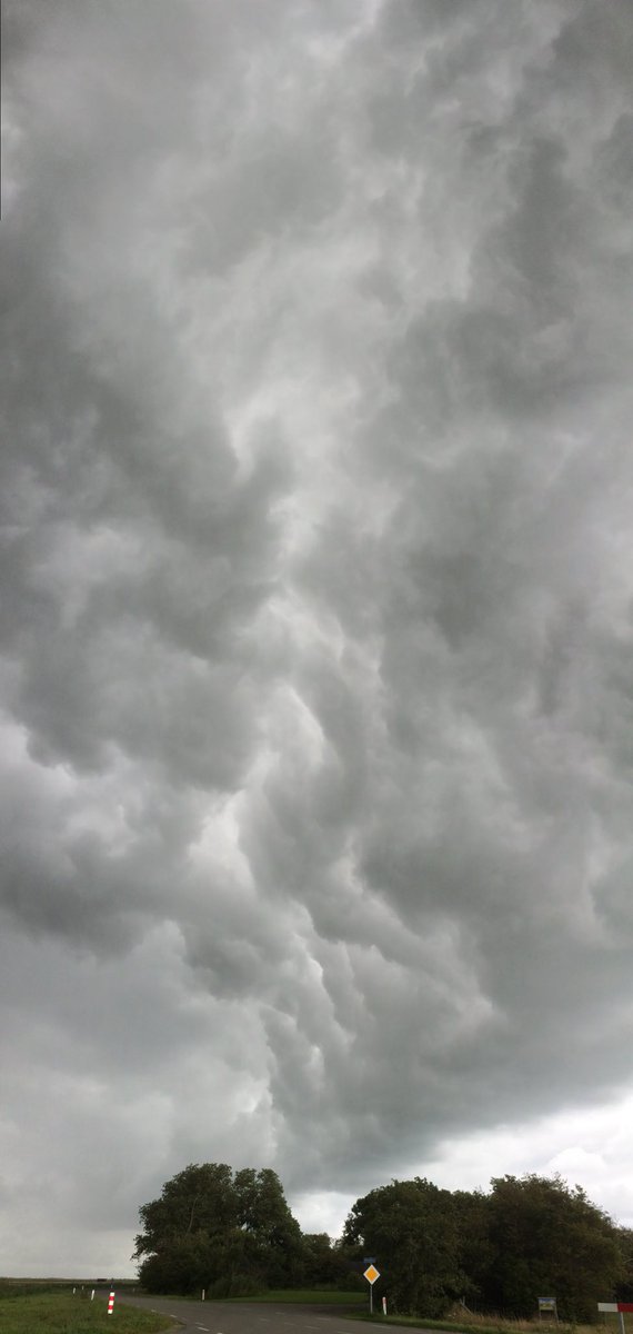 Veel wind! Deze prachtige bui gaf een mooi gezicht met een paar spetters! #Texel