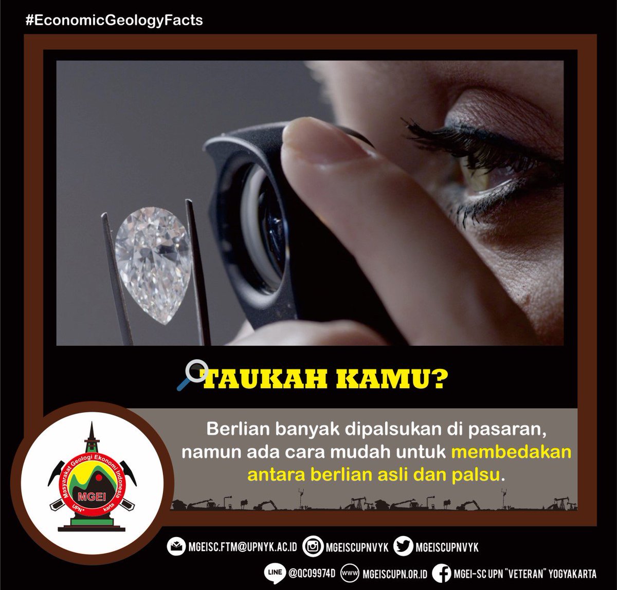 Cara membedakannya
Letakan berlian di depan mulut dan embuskan nafas. Berlian palsu akan berembun sedangkan yang asli akan tetap kering.
