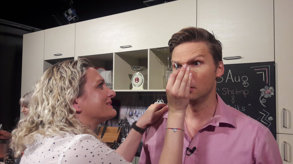 Wie sê TV is net als fun and games: woeste wenkbrou word gepluk agter die skerms by <a href="/ontbytsake/">ontbytSAKE kykNET</a>. #grooming #wykwortelhaar <a href="/kykNETtv/">kykNET TV</a>