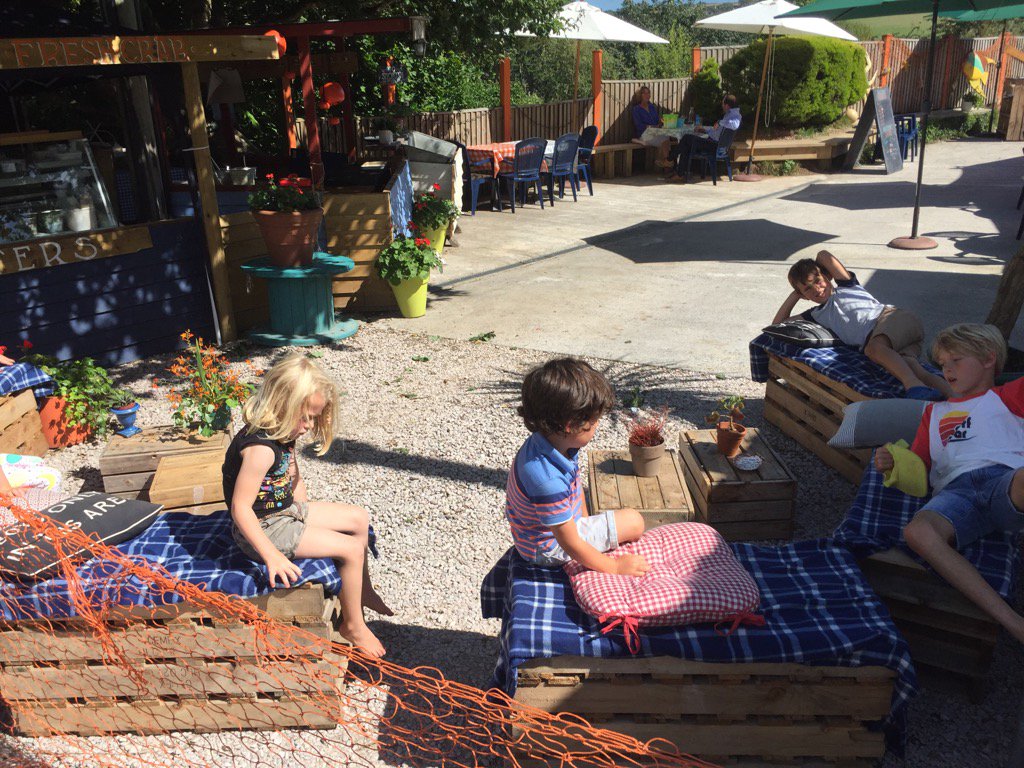 CoworthHomes's tweet photo. Kids hanging out after lunch @theoystershack #oystershack great BBQ lunch, great service Shack back on track..... 😎👍 https://t.co/a1KDMtBflI