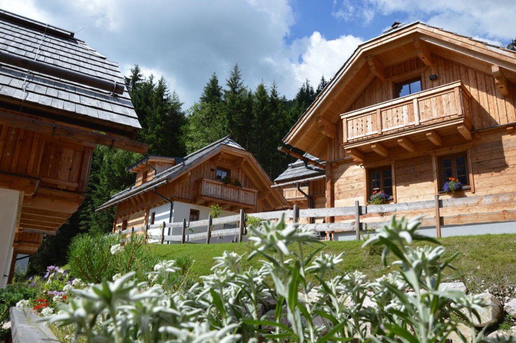 wineoftheday1's tweet photo. Romantik pur BERGDORF RIESNER #riesneralm #steiermark #cortedelvino #mountains #travel #austria https://t.co/hmYJPcUq6Q