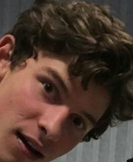 chaomendespage's tweet image. Meu tweet: Não sou corpofã, amo só a música do Shawn. #MTVHottest Shawn Mendes

**apareceu um volume na calça do Shawn**

Eu: