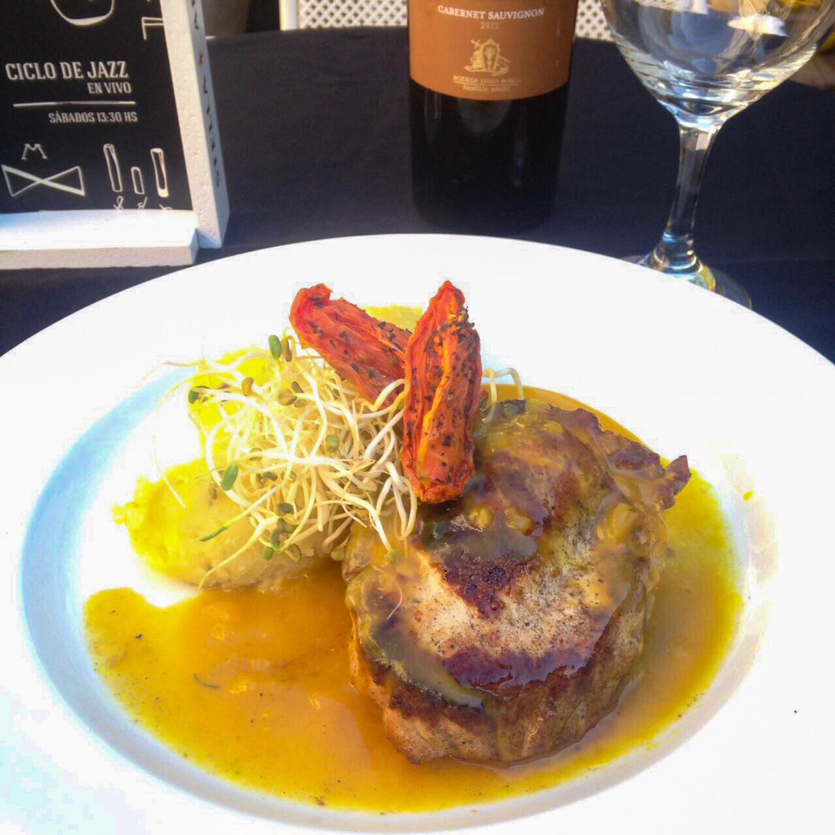 HOY🍴#SissiTiendaBar 
Carré d cerdo c olivas, tomates secos y quesos c salsa d mostaza y miel c puré d batatas.😋🍷y 🍮 $ 160 #viernes ☀️ #cba