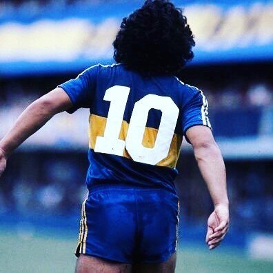 PlanetaBoca's tweet photo. "#Maradona es de #Boca, porque gallina no es". 🔟💙💛💙 #BocaJuniors #PlanetaBoca https://t.co/rQdIjlGEiS https://t.co/CBC23HD2XG