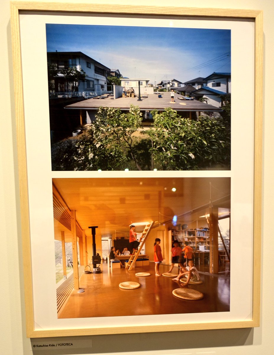 Otsuka Akihiko 日本の家 いくつか印象の強かったもの 手塚建築研究所 屋根の家 緩やかな傾斜があり上ってくつろげる大屋根にキッチンやダイニング シャワーまで設置 施主が昔から屋根の上で食事するのが好きだったとか そんなもん憧れるに決まっ