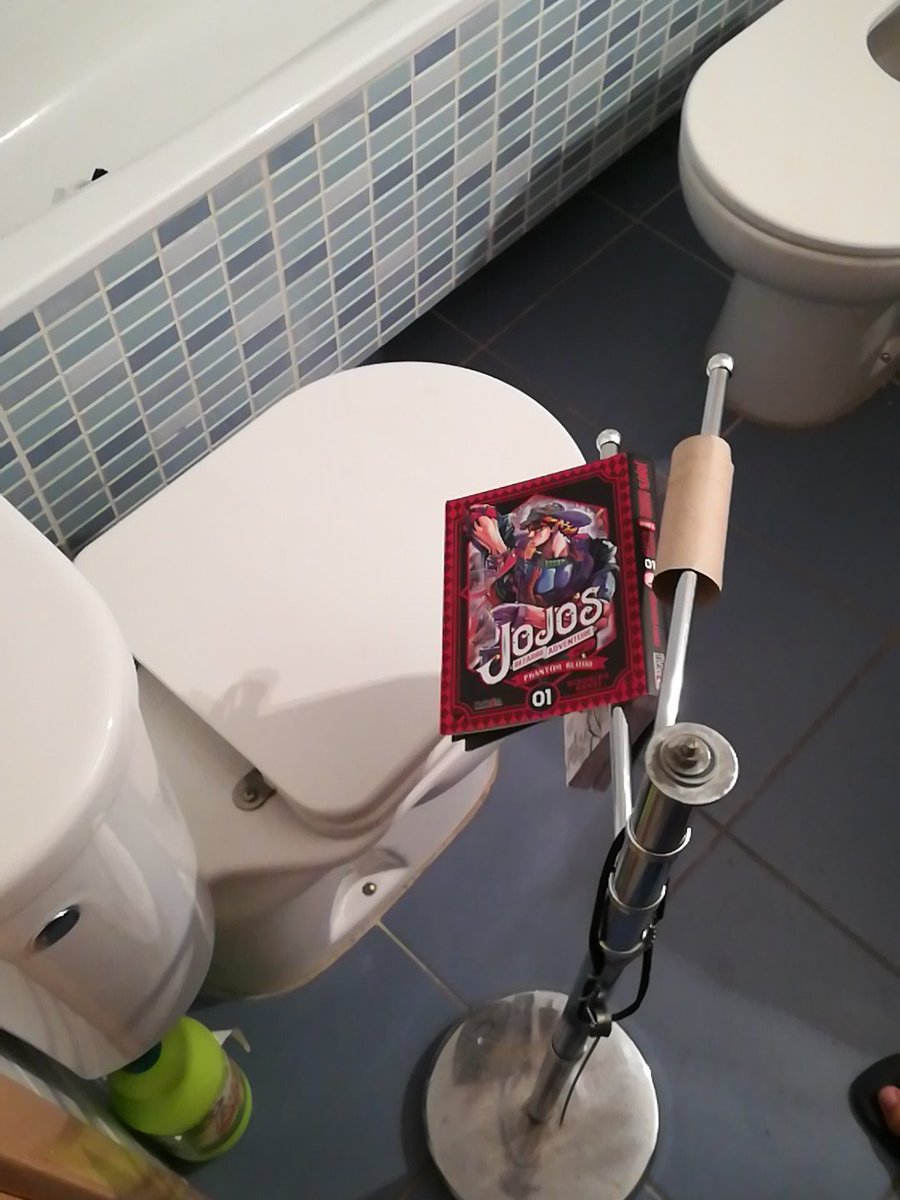 Naxid_'s tweet image. Cuando se acaba el papel de váter.