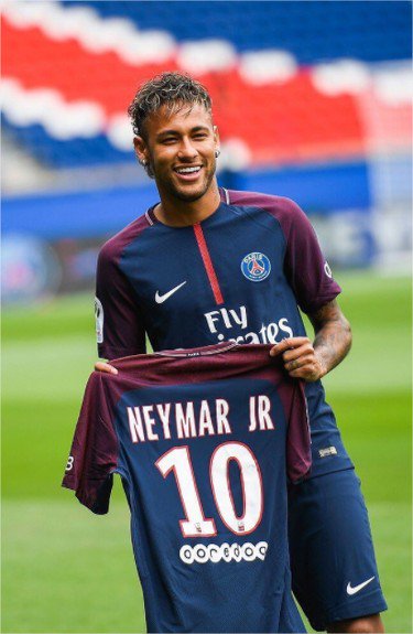 lnstantFoot's tweet photo. Neymar : "Je remercie Pastore pour le maillot, je ne comptais pas dessus, je suis surpris, je l’en remercie, il a toute mon affection..." https://t.co/cLhFHNaMng