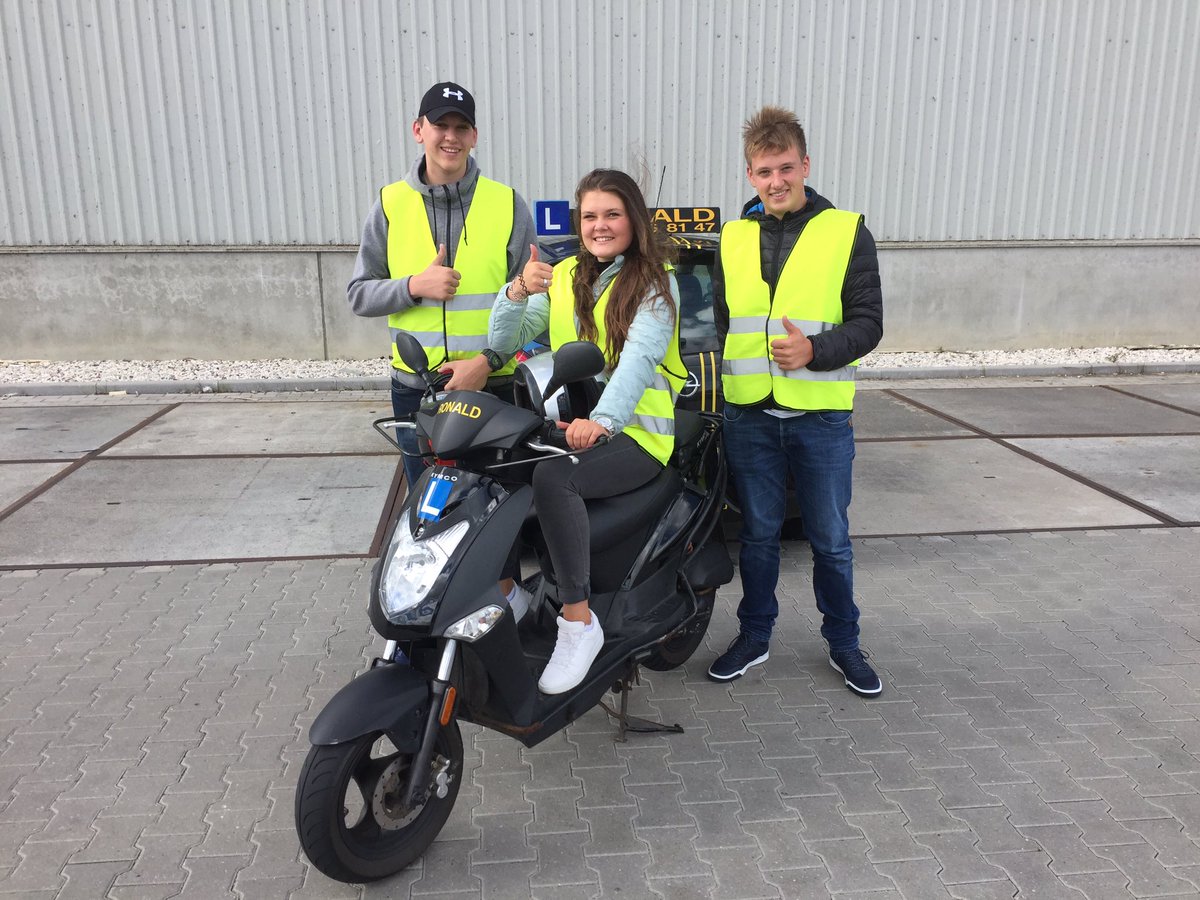 Cynthia Broekhuizen, Thomas de Koning en Tijs Dubbeldam #succes met de #bromfietsopleiding👍