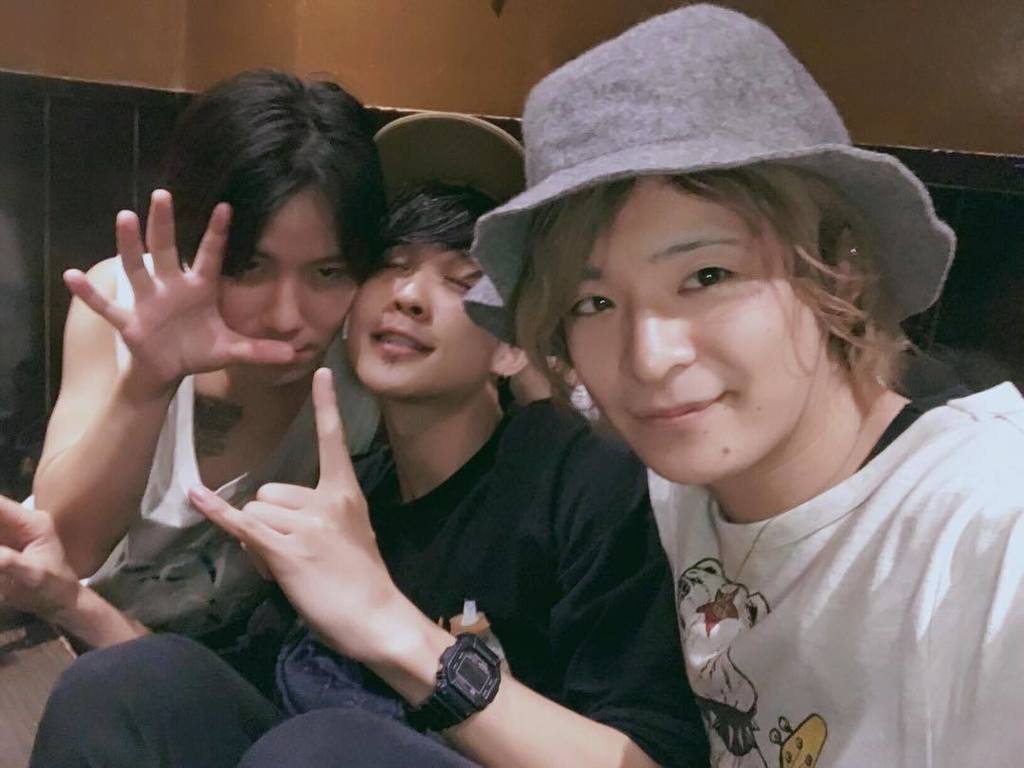 ryosuke_azbass's tweet photo. ナナパパ2度目のライブありがとうございましたー!
呼んでくれMIXregateありがとう!
MIXregateのりょーたとDr.UNDYのしん君とベーシストショット☆
#mixregate #7dayspaparazzi #d… https://t.co/Ot3l32dQcu https://t.co/1qMeHz26F1