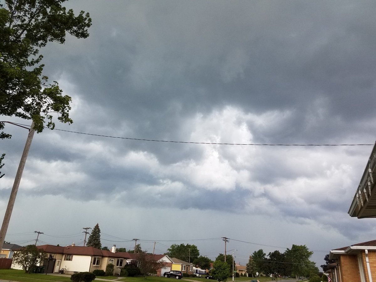 dodzik07's tweet image. #SummerThunderstorms  coming😐