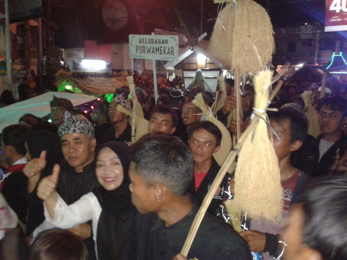 dispangtan's tweet photo. Rame na..pawai nyai pohaci/ pawai beas perelek #Muri4PerelekPurwakarta #MilangkalaPurwakarta https://t.co/01eMdG1Xno