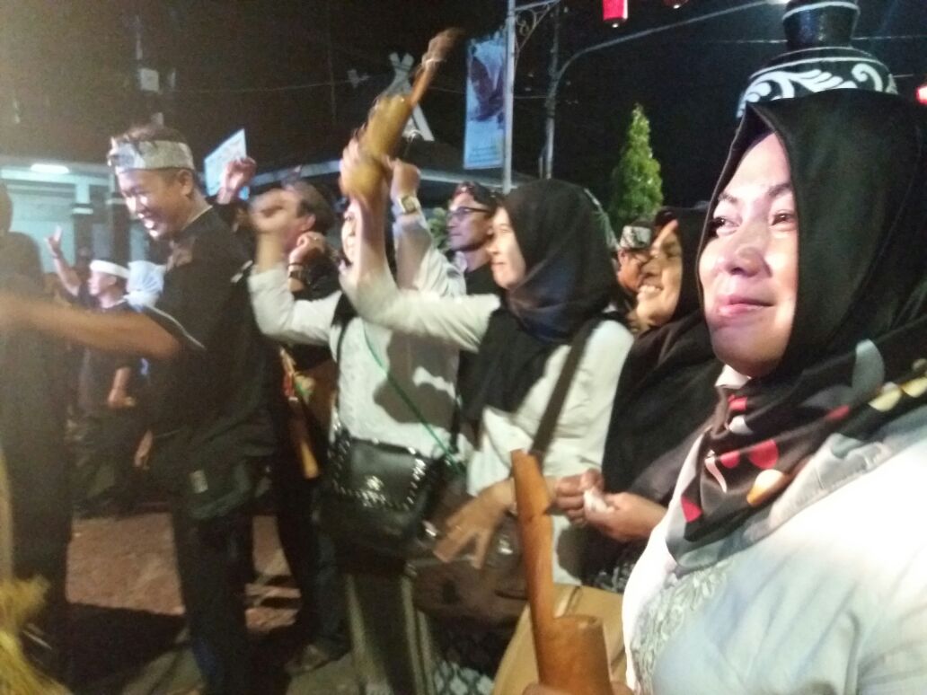 dispangtan's tweet photo. Panggung kehormatan..mudah2an beas hasil tinu pawai seeur tur manfaat kanggo masyarakat nu ngbutuhkeun #Muri4PerelekPurwakarta https://t.co/9VltvKKAoq
