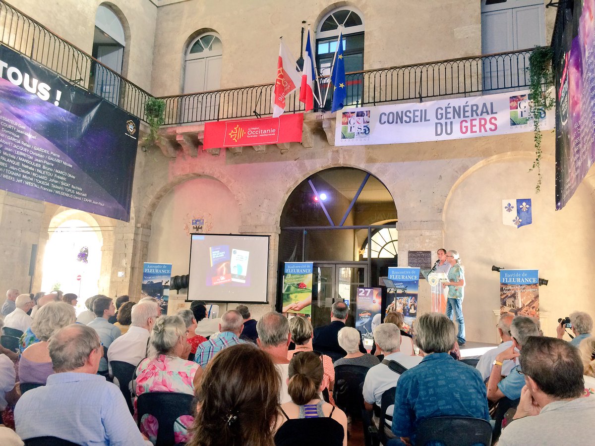 EchoSciSud's tweet photo. Remise du prix @cieletespace du livre d'Astronomie ce soir pour l'inauguration du Festival d'Astronomie de Fleurance #FAF17 https://t.co/42wWN7TPrM