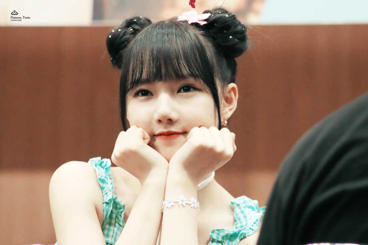 PrincessYerin96's tweet photo. 170804 #여자친구 #예린 
뿌잉? https://t.co/xphdOpSJa0
