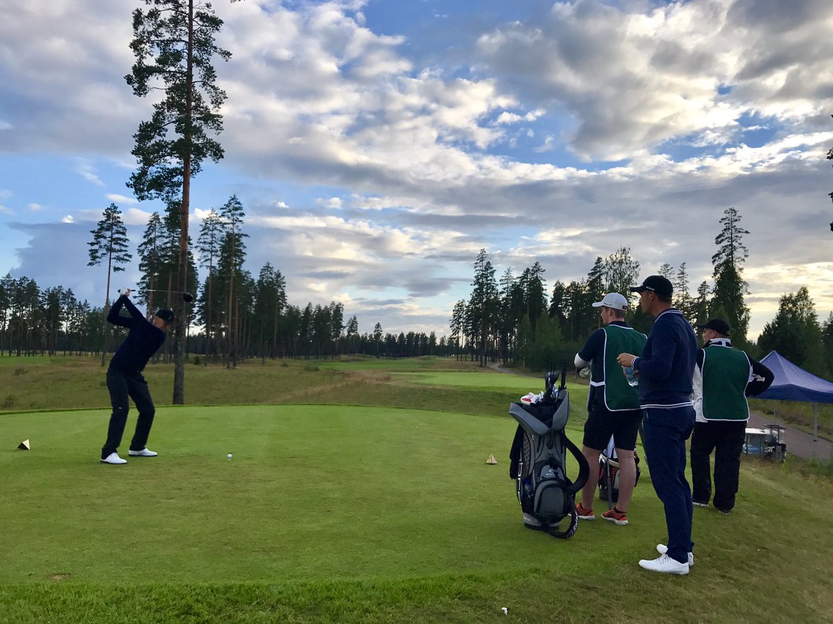 hannatweet's tweet photo. .@juha_ruponen &amp; caddie @tuomassiivonen lähtevät takaysille #10thtee #vierumakiCT #golffi https://t.co/b18nILNrpo
