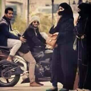 ي كاشفة زينك  لكل  المخاليق 
لا تفرحي لاجاك  واحد تحرش 
لاتصدقي يابنت هرج الزناديق 
البيض  ما يشرى  لامن  تقرش
# محمد الكثيري