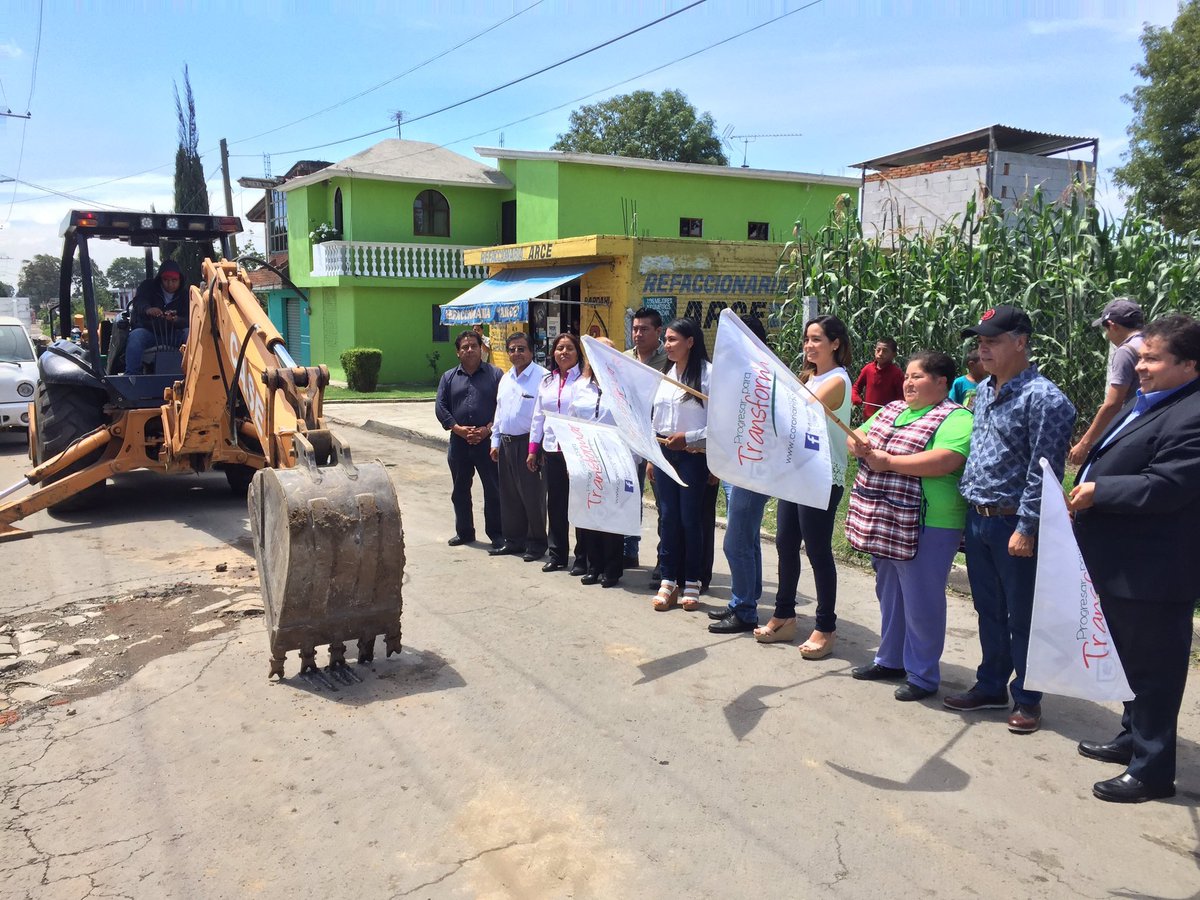 GracePalomares's tweet photo. Damos  Banderazo de inicio al Adoquinamiento de la Calle Porfirio Diaz en Coronango que gestioné junto a @VictorGiorgana https://t.co/5sY9kQvRCR