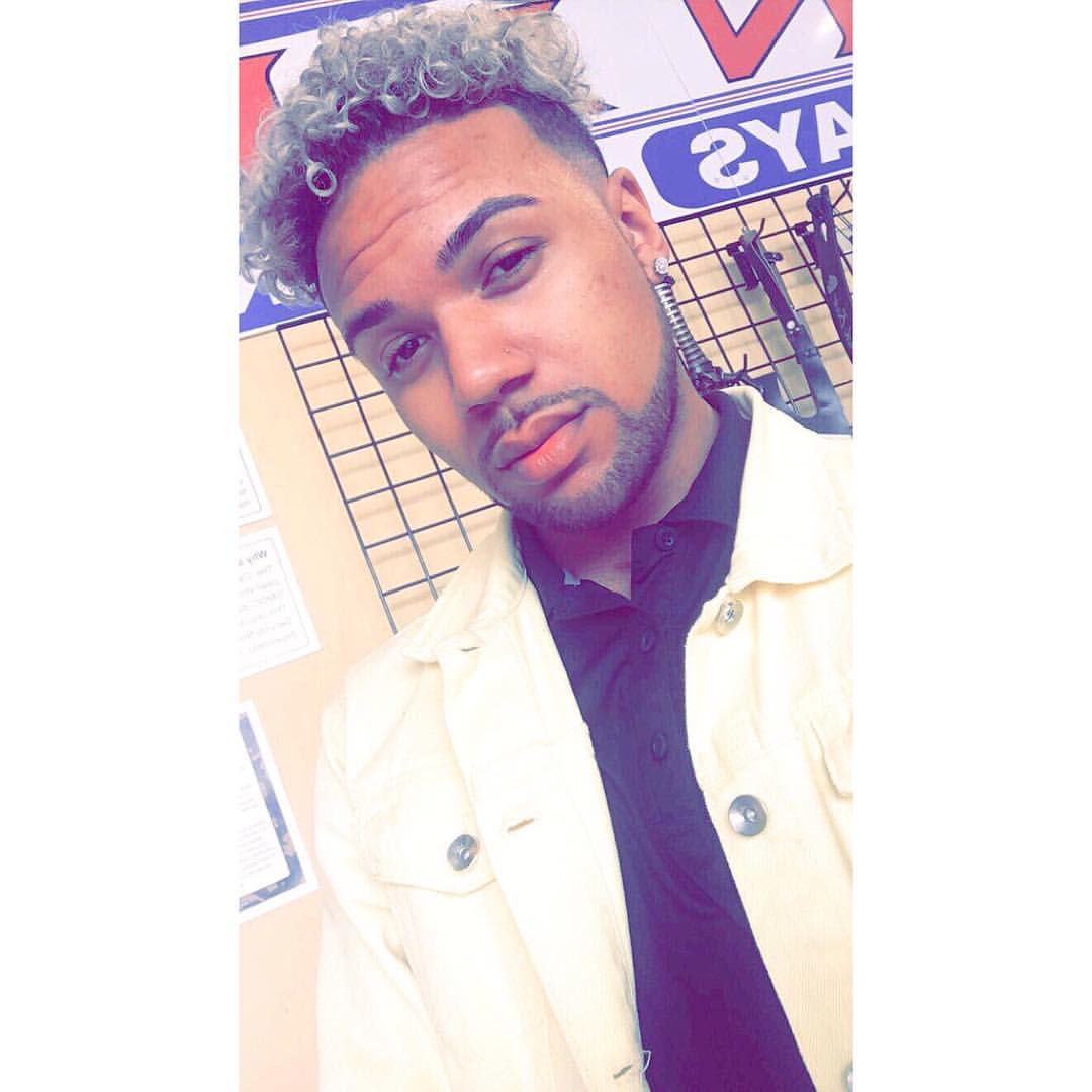 _RodneyD_'s tweet image. I switch it up #LGBTbabes