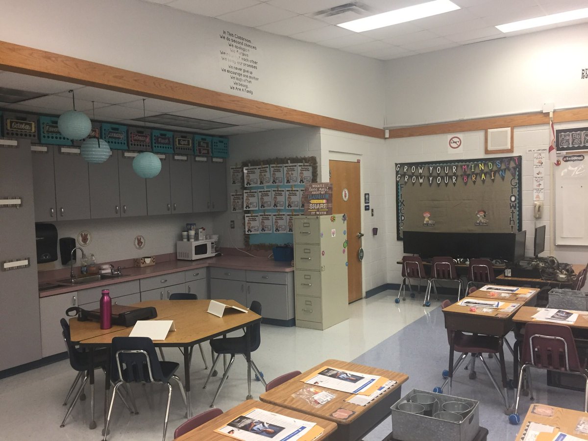 MsAs2ndgrade's tweet photo. Setting up the room and getting ready to meet my new second grade class ! 😀 https://t.co/z2f97cEjmR