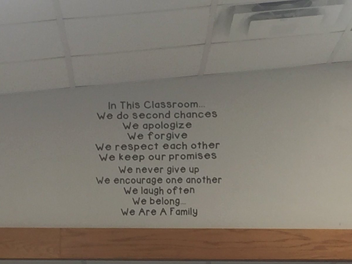 MsAs2ndgrade's tweet photo. Setting up the room and getting ready to meet my new second grade class ! 😀 https://t.co/z2f97cEjmR