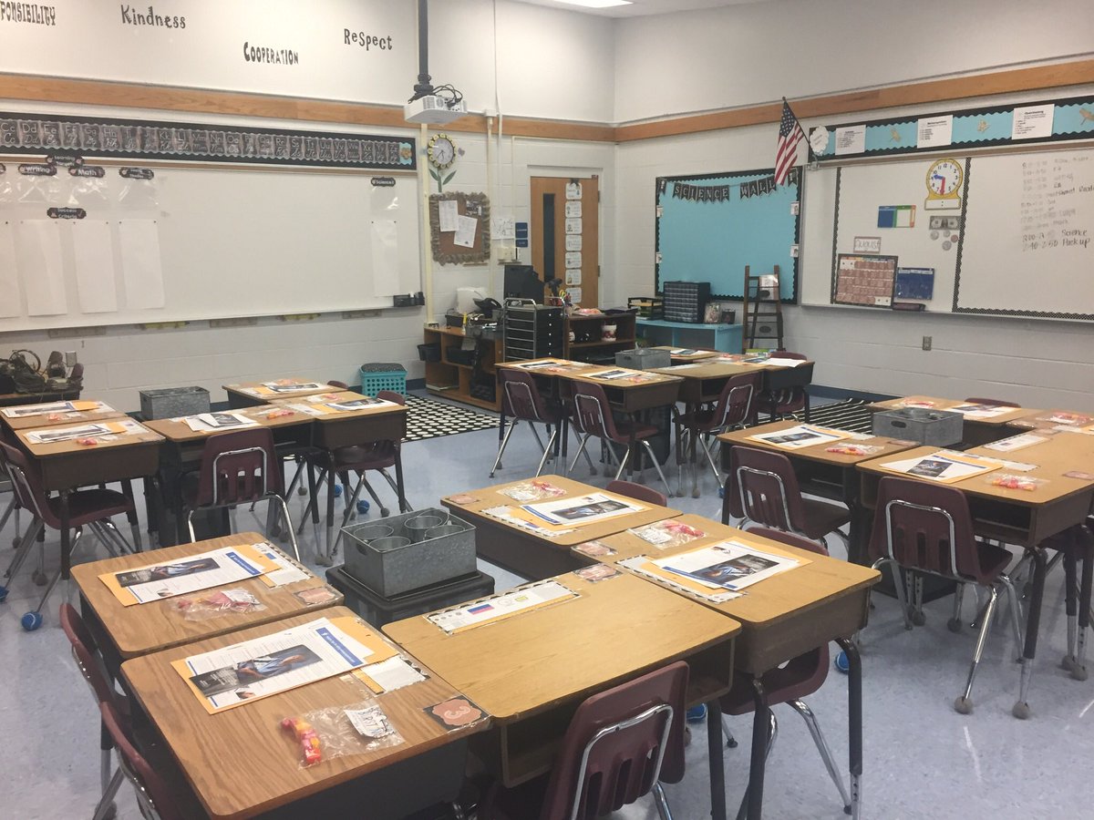MsAs2ndgrade's tweet photo. Setting up the room and getting ready to meet my new second grade class ! 😀 https://t.co/z2f97cEjmR