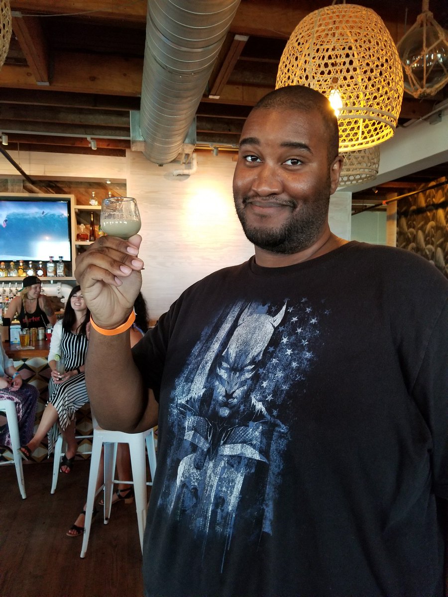 thatdollardude's tweet photo. Big man, little glass. #youtuber #downtime #surferbar https://t.co/cn9caVdN9l