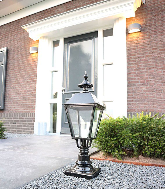Bekijk onze collectie met klassieke en landelijke staande buitenlampen. 
manves.nl/buitenverlicht…