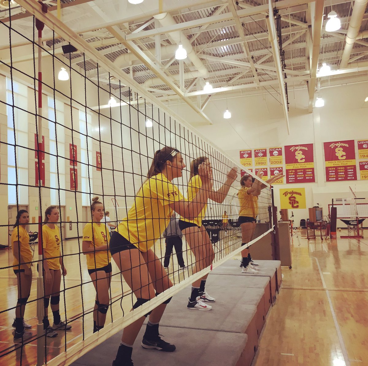 uscwomensvolley's tweet photo. Frrrrrriday, baby! Trojans hard at work in the gym! #FightOn ✌🏻🏐 https://t.co/ArXXuFIf92