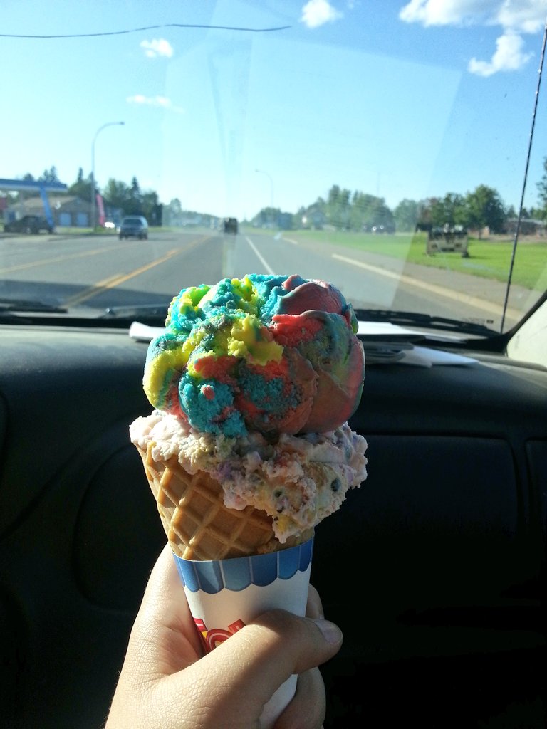 saramkarpik's tweet image. #ThankfulThread #DaySeventyNine
Superman and cotton candy ice cream, puppies, on our way to the cabin!