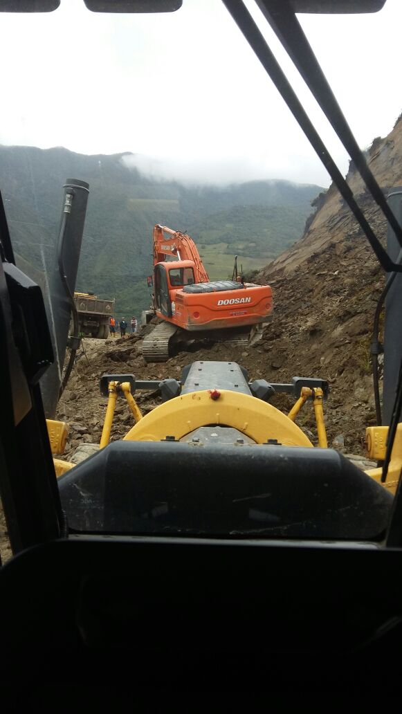 cs4ot's tweet photo. "DistritoA" realiza el lastrado ampliación y cunetas d la vía #TibioBajo #TamboBlanco #LosGuabos hasta los límites con Loja #LaMingaContinúa https://t.co/OVHge1Y45N