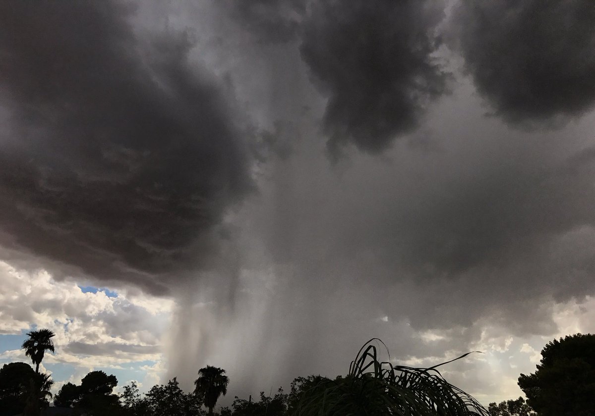 AaronGoodwin's tweet photo. Wow the #thunderstorm in #vegas is powerful ⚡️ https://t.co/nTvf9iiL8R