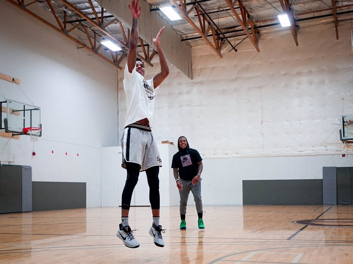 DejounteMurray's tweet photo. On That SLOW GRIND With My Brother @Isaiah_Thomas I Swear He As Real As They Come And We Rocking 4Life 💯 Its More Than Just Hoop 💯 #BeGreat https://t.co/A3dheaLK9E