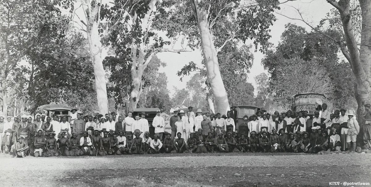 potretlawas's tweet photo. Pembukaan jalan Kupang-Atambua, di Atambua, 1923. Rombongan mobil dari Kupang mencoba jalan baru ini. https://t.co/PRa0zKpaRE