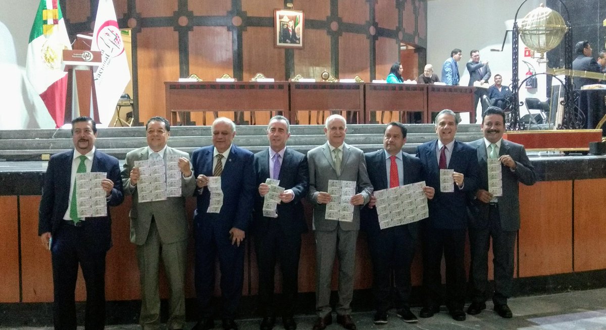 MarioUvence's tweet photo. En compañía de amigos chiapanecos, antes de comenzar el magno sorteo de la #LoteriaNacional , dedicado a #Palenque, #Chiapas. https://t.co/hjahXQgbsQ