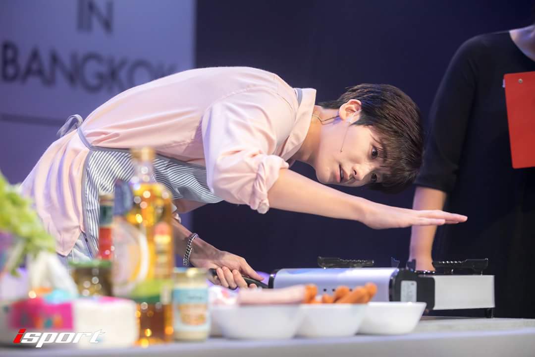 hyungsikvisual's tweet photo. get you a man who knows how to cook https://t.co/4tM00gU9WH