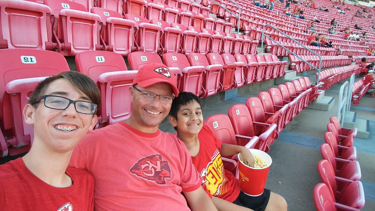JohnReed72's tweet photo. #chiefs #ChiefsKingdom #section330 https://t.co/zL0gWXPlaB
