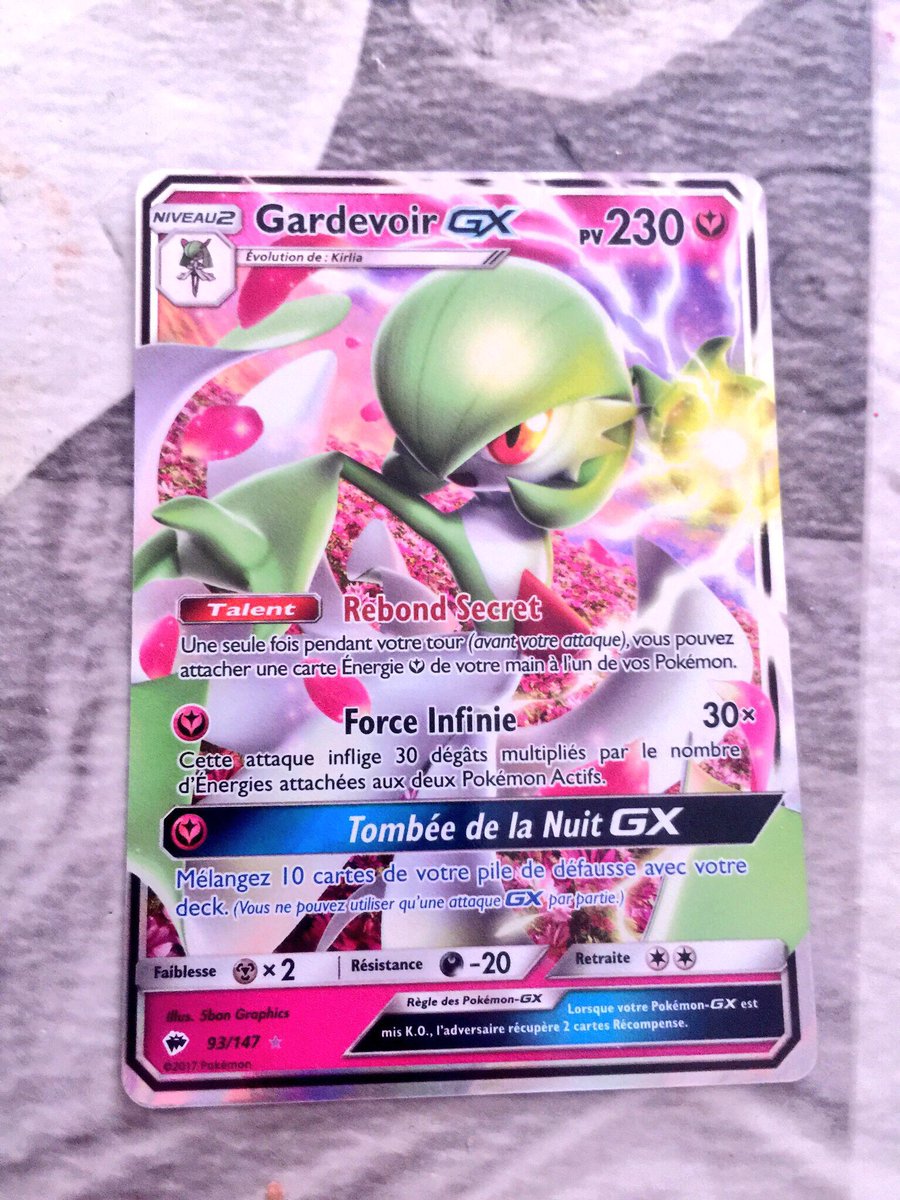 DistriPoke's tweet image. Bref j’ai réussi à avoir Dracaufeu