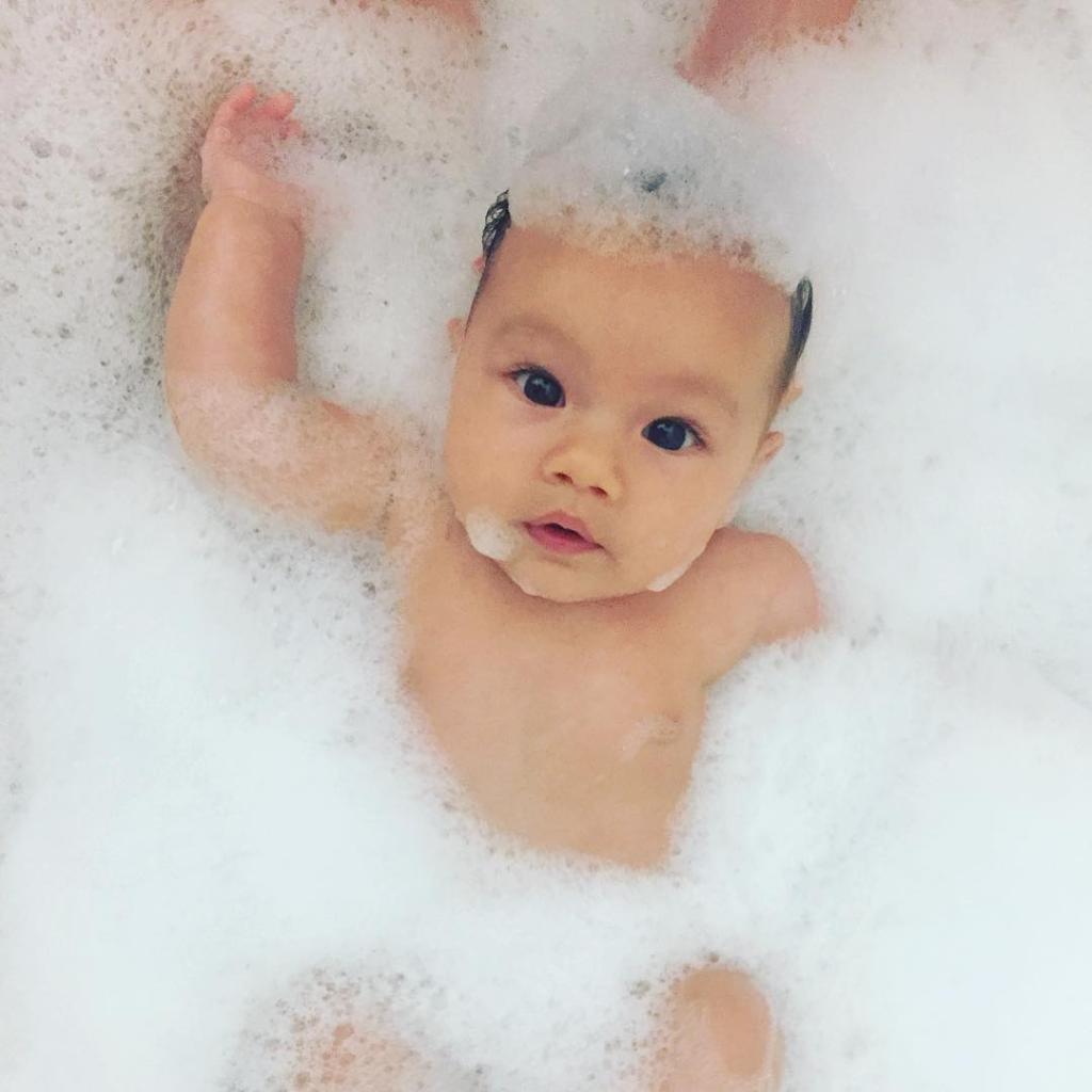 Honest's tweet photo. Our idea of a perfect Friday night? All the bubbles. 🛁  https://t.co/8bNp3j8uYj https://t.co/JdpMkbrfmK