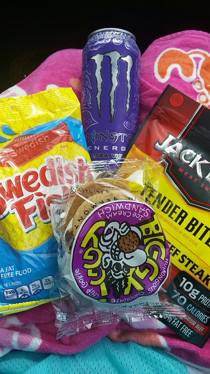 Juvialmel's tweet photo. When it's#gishwhes but you still have to eat. https://t.co/80gIpmGzxE