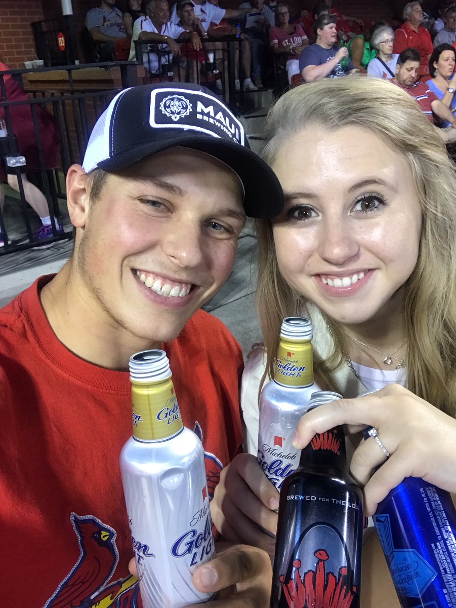 TanBran14's tweet photo. #budsandburgerspromotion https://t.co/3XoJsr0nfF