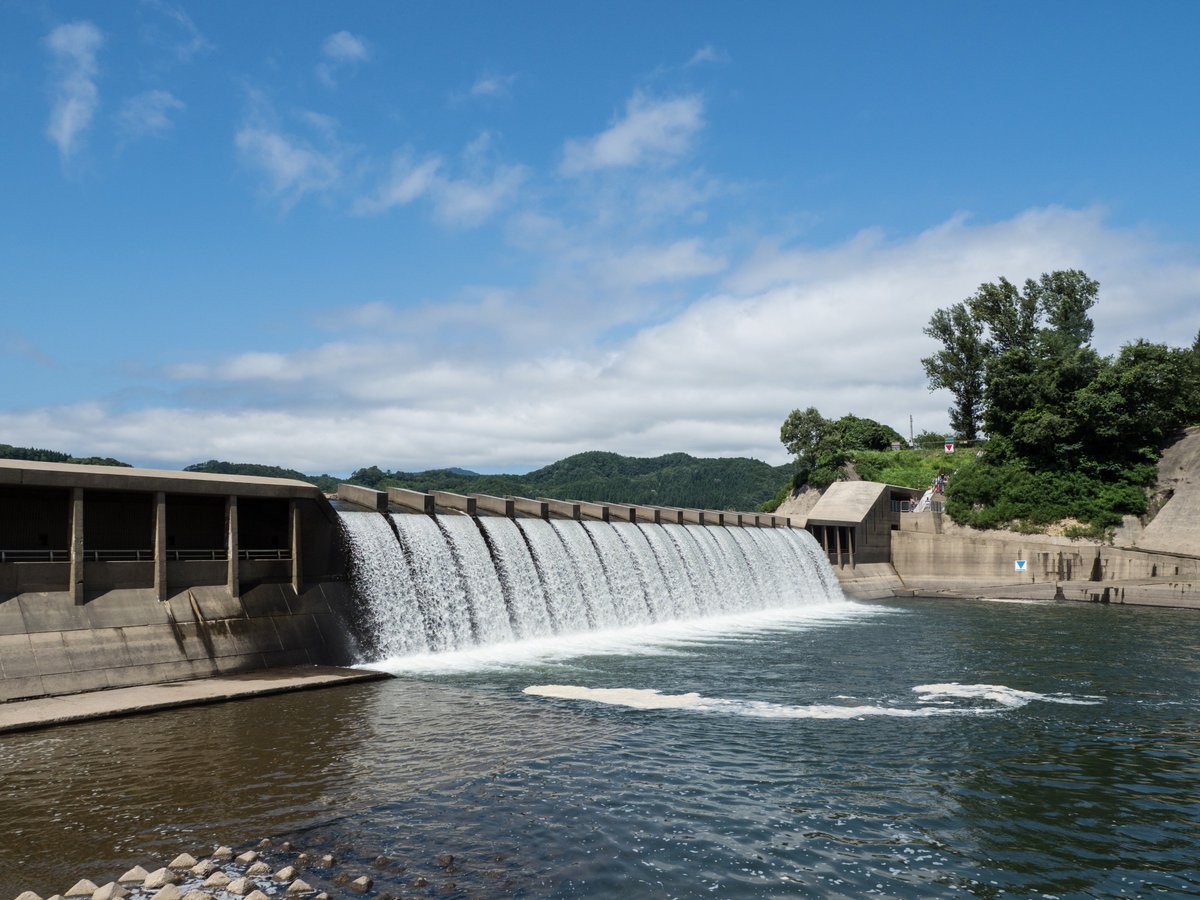 ট ইট র やまかげしゅうじ 山影修司 昼の錦秋湖大滝と夜の錦秋湖大滝 今日12日も錦秋湖大滝サマーlightフェスティバル開催中です 湯田貯砂ダムカードも配布されているみたいです もらいそびれた ダム 湯田ダム 湯田貯砂ダム