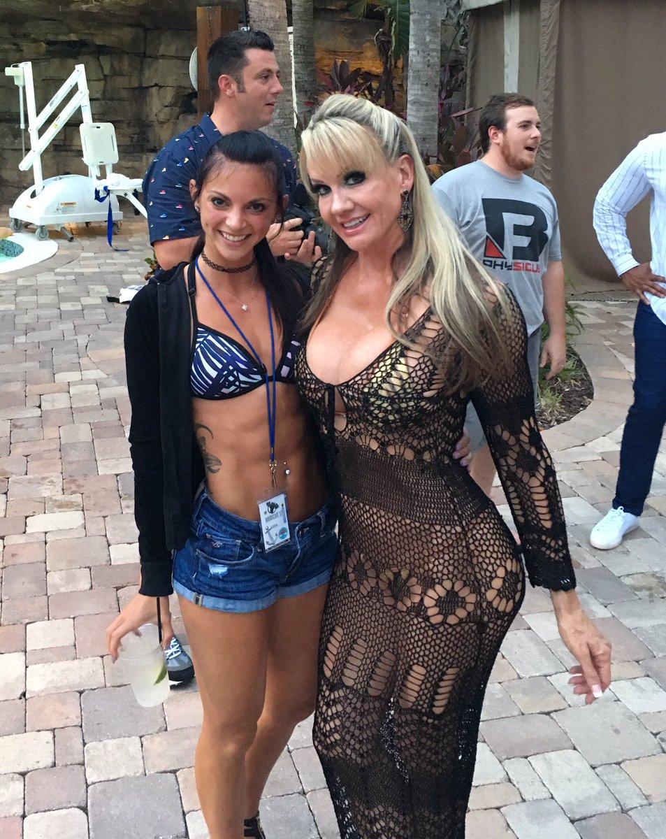 kiraloveatz's tweet image. Beyond blessed to be apart of such an amazing sisterhood and team #teambombshell @bombshellfitness
