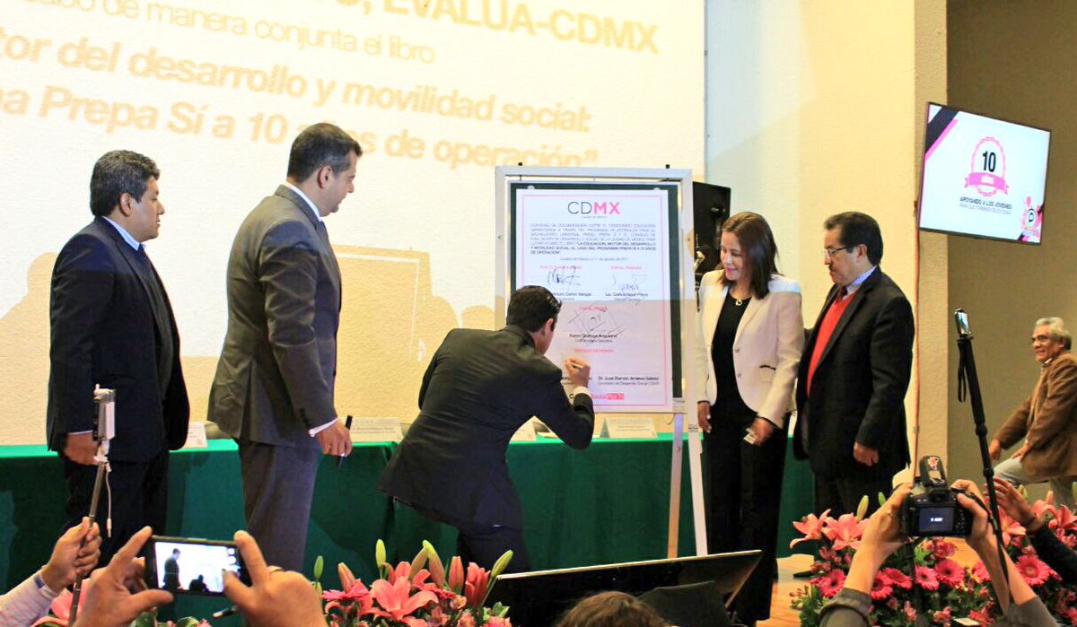 KarenQuirogaA's tweet photo. En 10 años 2 millones 41 mil 484 jóvenes han sido parte de @P_Prepa_Si y de esta política pública consolidada y en constante evaluación. https://t.co/Yer3Lru3ss