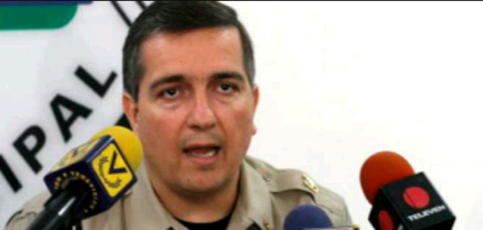 F22Raptor_41's tweet photo. ATENCION MI GENTE! 
ESTE ES MANUEL FURELOS, DIRECTOR DE POLISUCRE.  ESTE ES EL SUJETO QUE ENTREGO AL CAPT. JUAN CAGUARIPANO. EL GRAN SAPO! 👇 https://t.co/dtrmUxiG4y