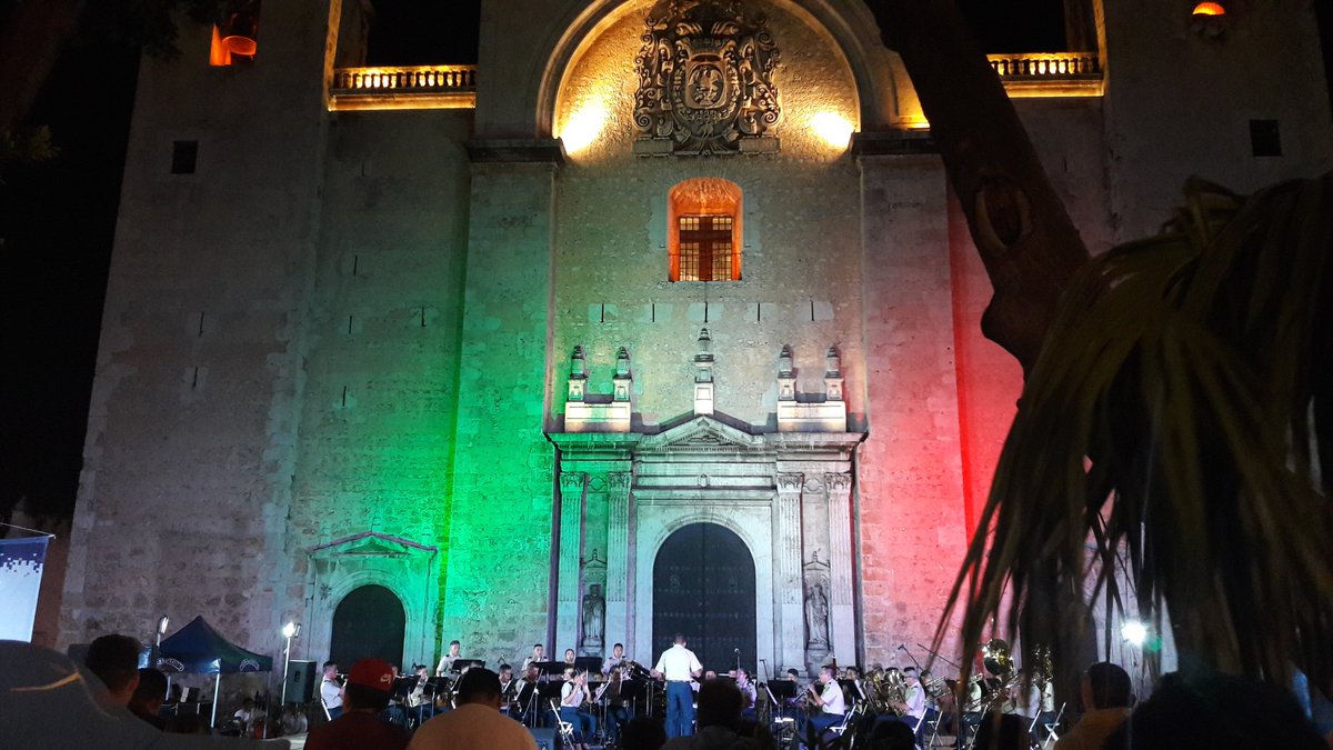 gabriel_eche's tweet photo. Cena en #Mérida #QuesoRelleno #Panuchos y Concierto en la Catedral https://t.co/xCceuVhw29