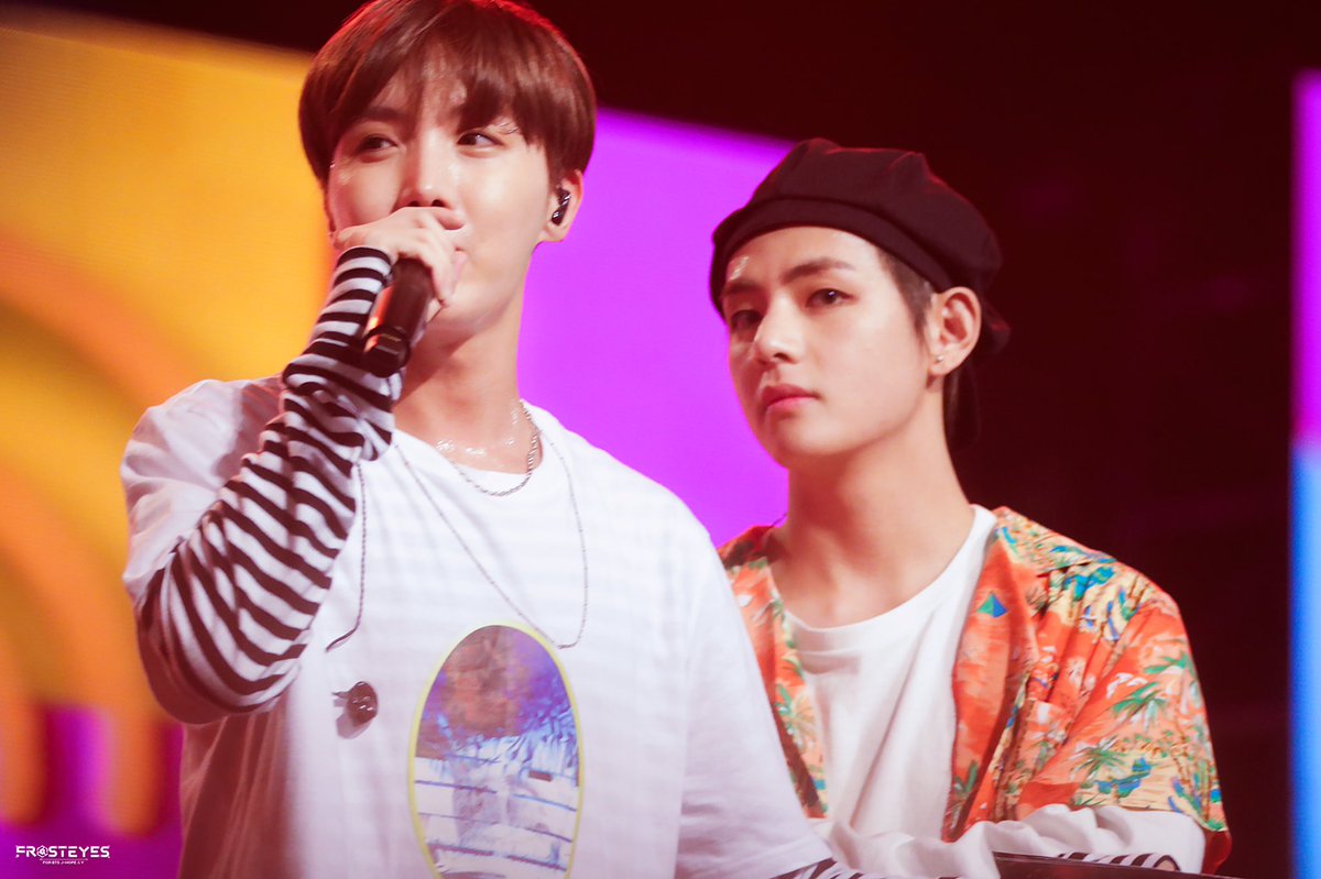 FROSTEYES9495's tweet photo. 170804 뮤뱅 싱가포르

@BTS_twt @TAETAEYES1230 @HOPEYES218 #제이홉 #김태형 #뷔 #호석 #홉이 #태태 #BTS #방탄소년단 #Vhope #뷔홉 https://t.co/ELjRoXfYoy