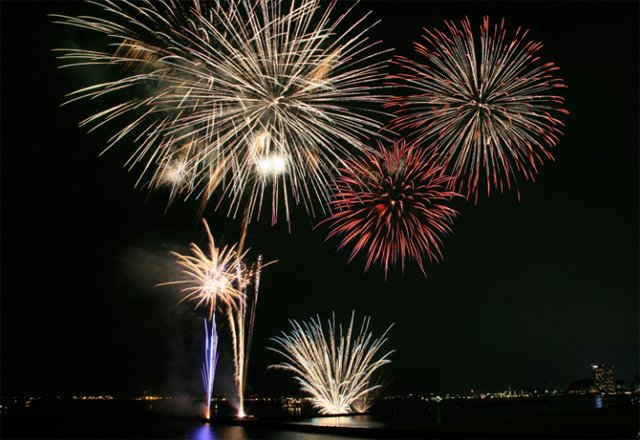 福岡のニュース على تويتر 毎年お盆の8月15日に愛宕浜マリナタウン海浜公園で開催される 姪友会主催の精霊流し花火大会 T Co 63ncogxhaf